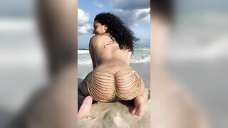 Jiggly Butts: twerking on the beach ♥️♥️ #1